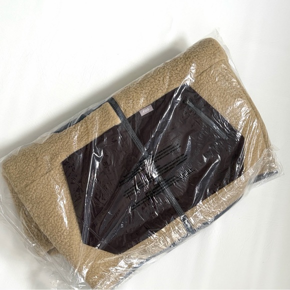 Figs Scrubs On-Shift Color Blocked Sherpa Fleece Jacket Latte/Espresso Small - Picture 3 of 5